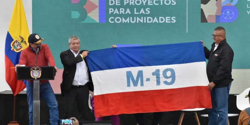 Petro exhibió bandera del M-19 en homenaje a Carlos Pizarro. - Periodico  Hoy es Viernes